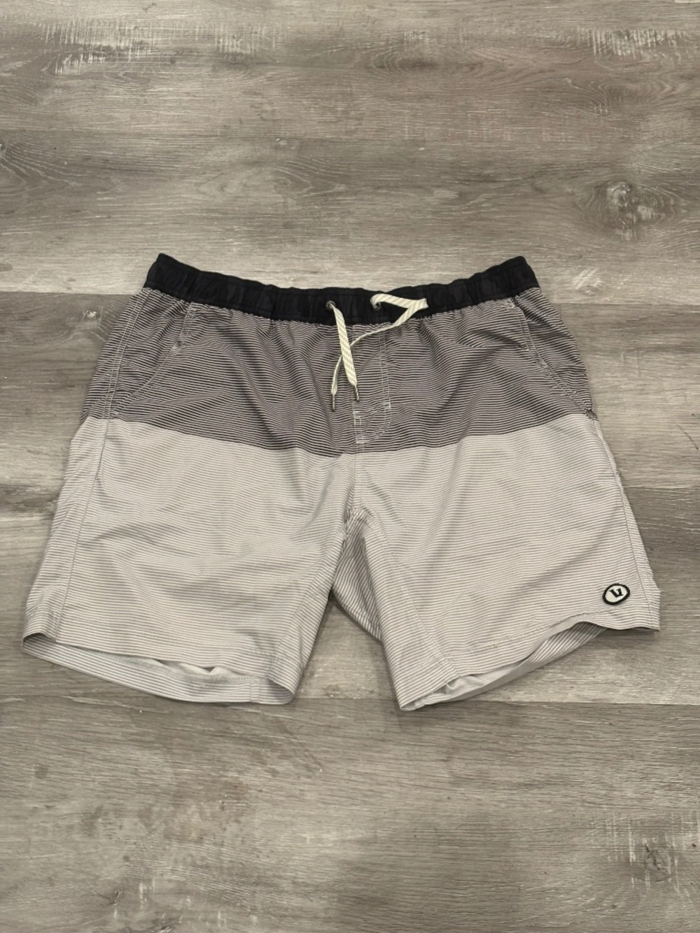 Vuori V302 Kore Shorts Mens Large 7” Lined Gray Stripe Performance Gym